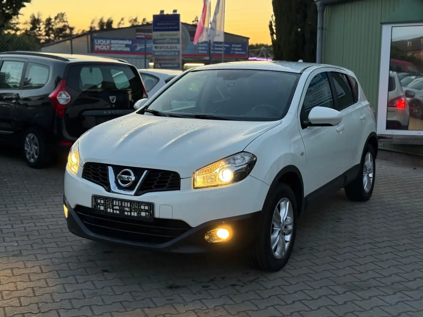 Nissan Qashqai Acenta Automatik Ahk/8Fach/R-Kamera/Navi Weiß - 1