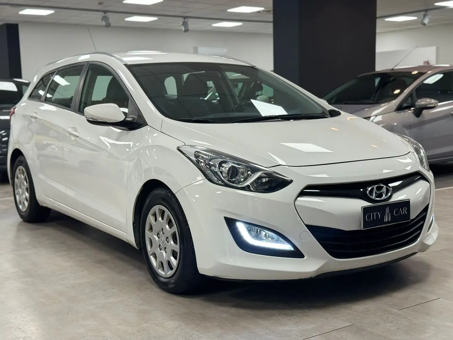 Hyundai i30 Wagon 1.6 crdi Classic 110cv Weiß - 1