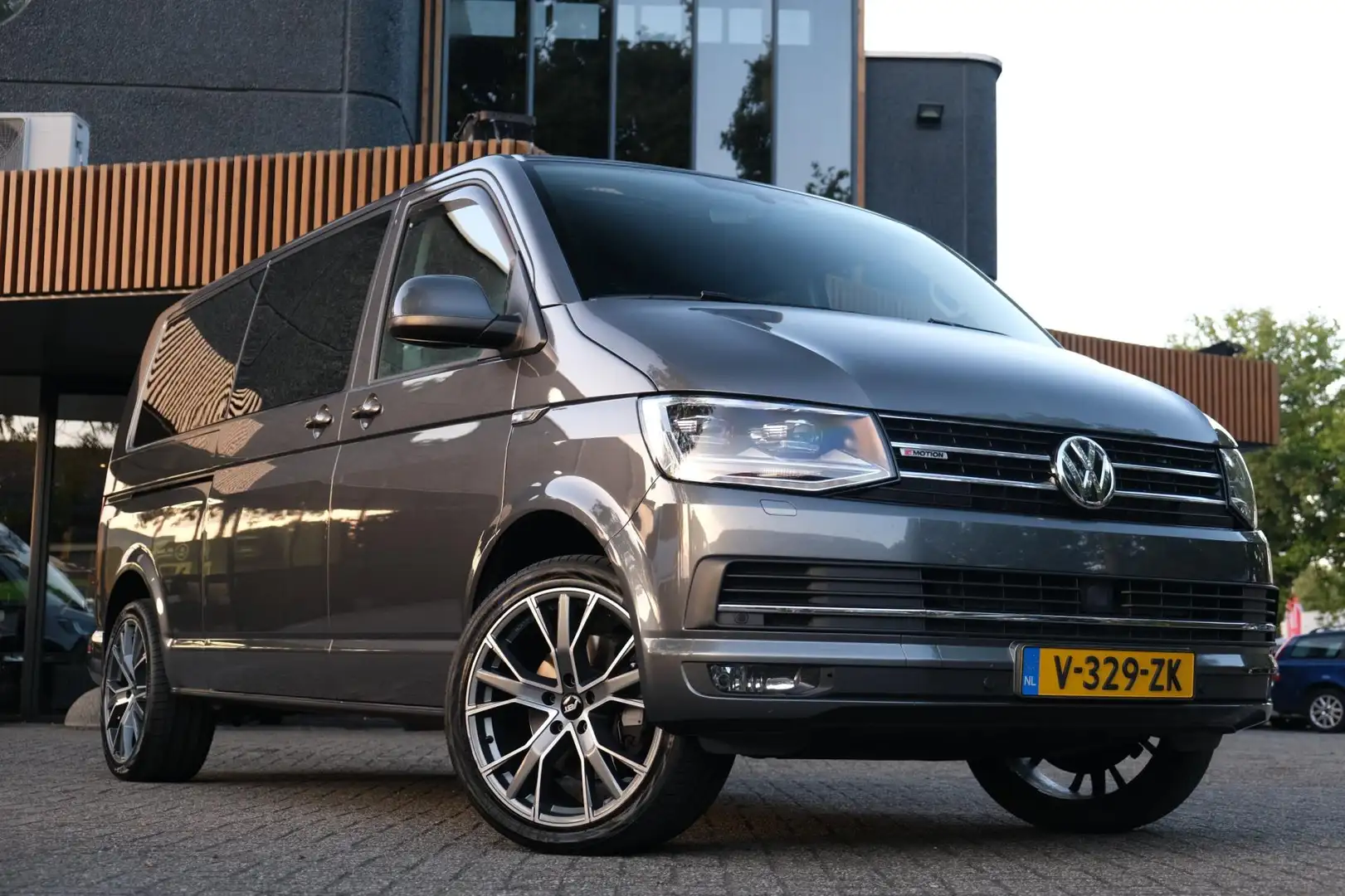 Volkswagen Transporter 2.0 TDI L2H1 DC 4Motion Highline/EXCL.BTW/ACC/Schu Grijs - 2