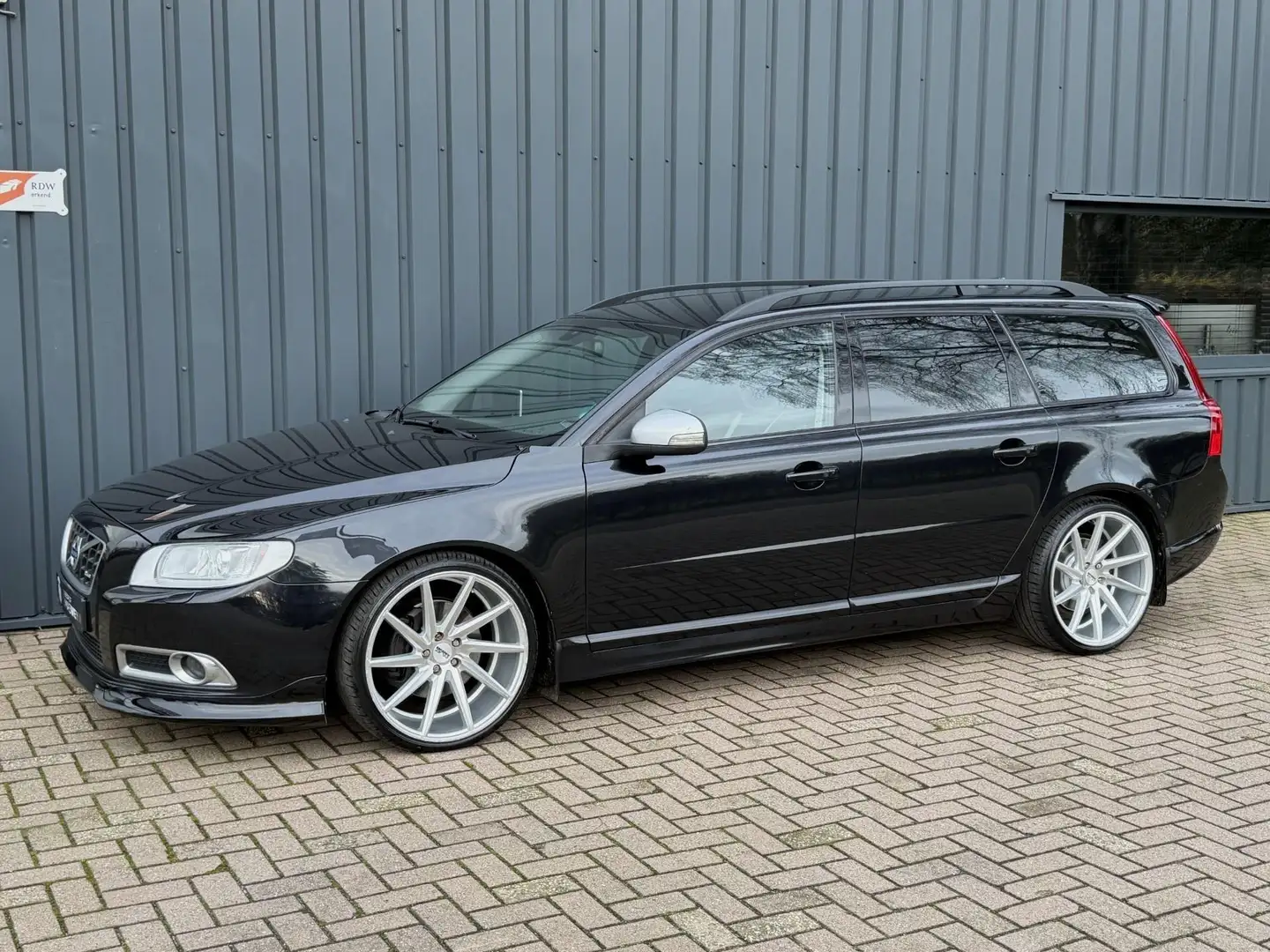 Volvo V70 2.5T R-Design AUTOMAAT!/YOUNGTIMER!/231 PK!/APK!/ Zwart - 1