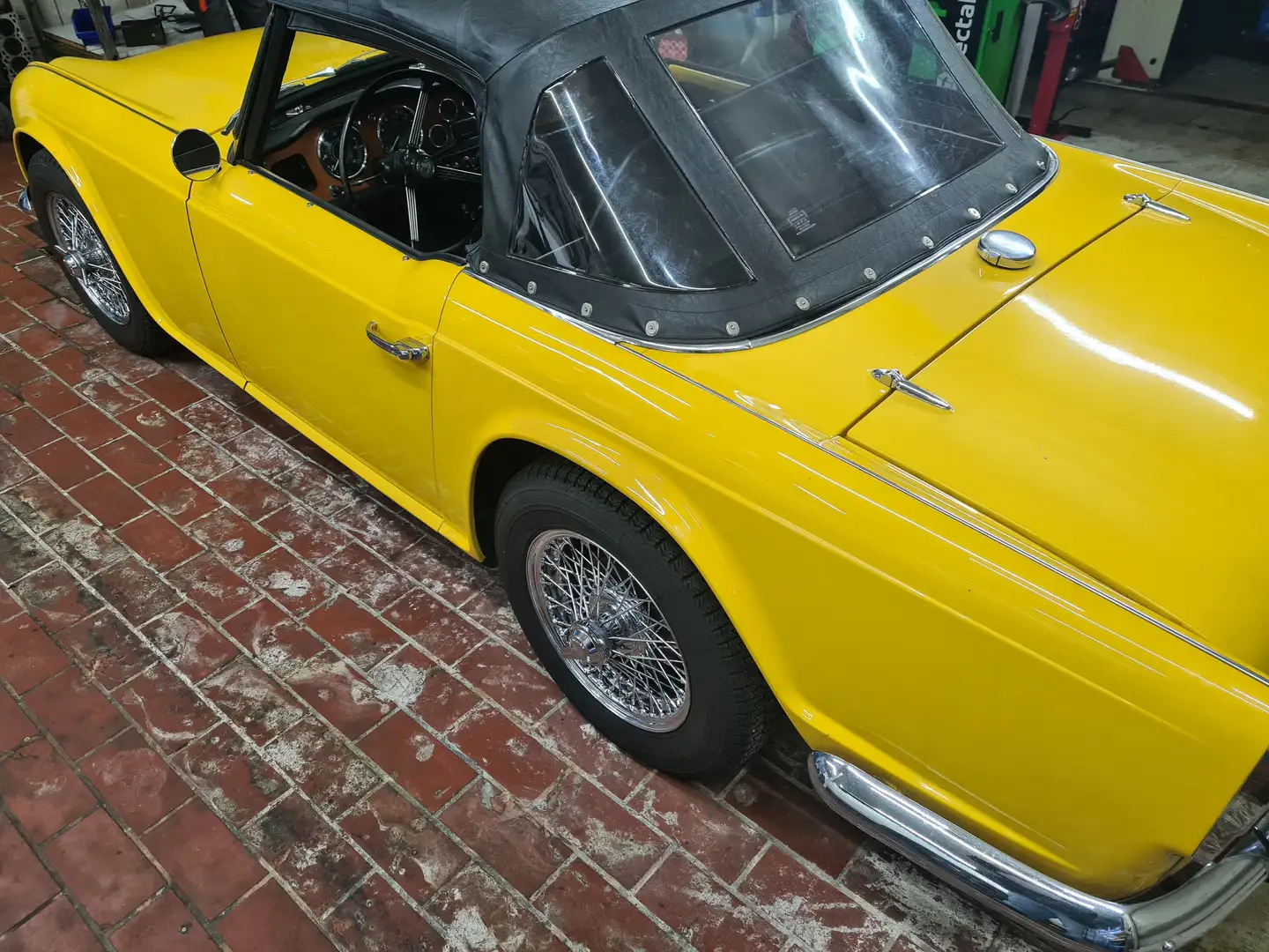 Triumph TR4 Gelb - 1
