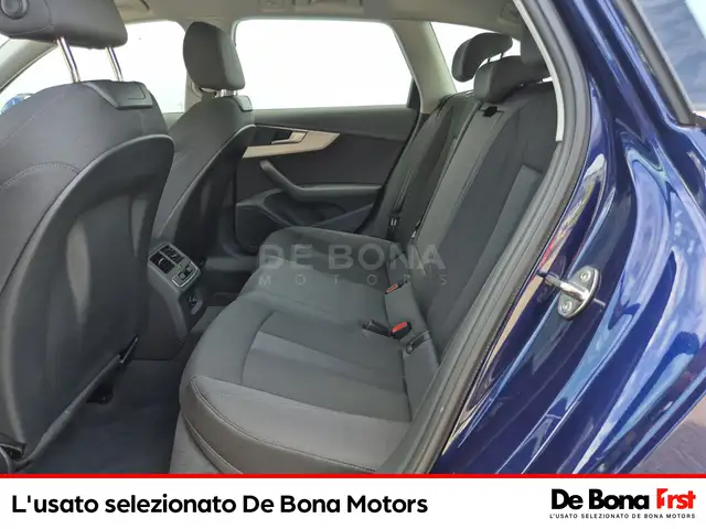Audi A4 view 8