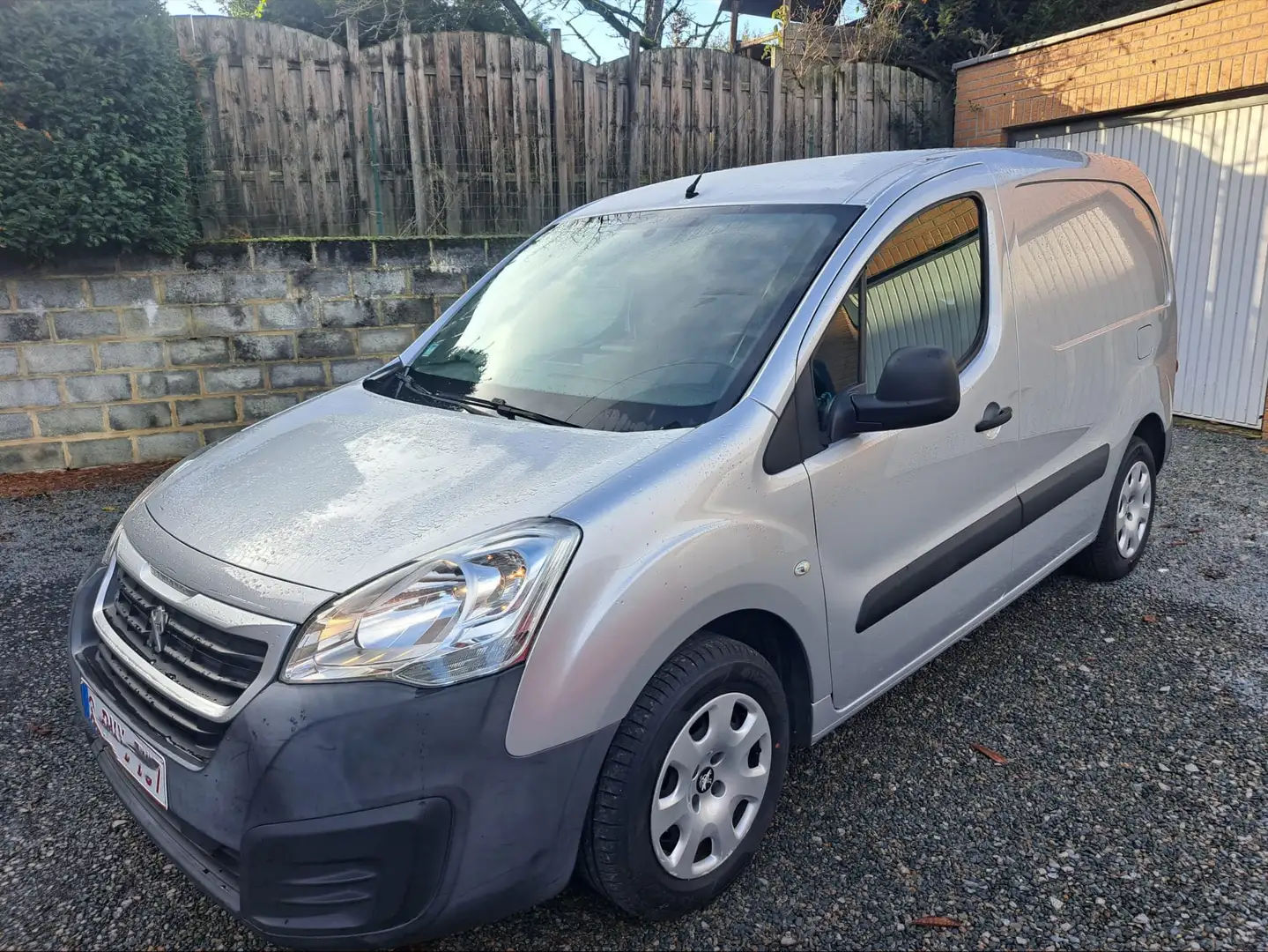Peugeot Partner 1.6 HDi *AIRCO*3PLACES*ATTACHE-REMORQUE Argent - 1