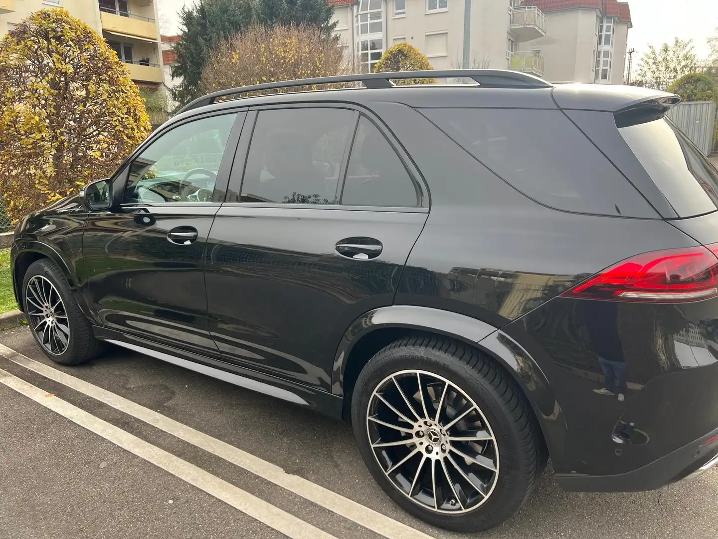Mercedes-Benz GLE 300 GLE 300 d 4Matic 9G-TRONIC AMG Line Negru - 1