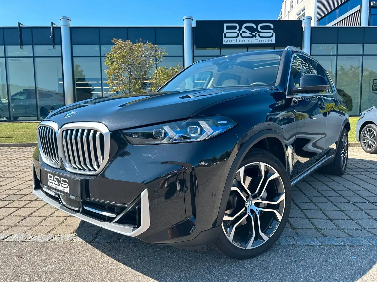 BMW X5 40i xDrive ACC,HUD,HARMAN,PANO,360,SOFTCL,21" Schwarz - 1