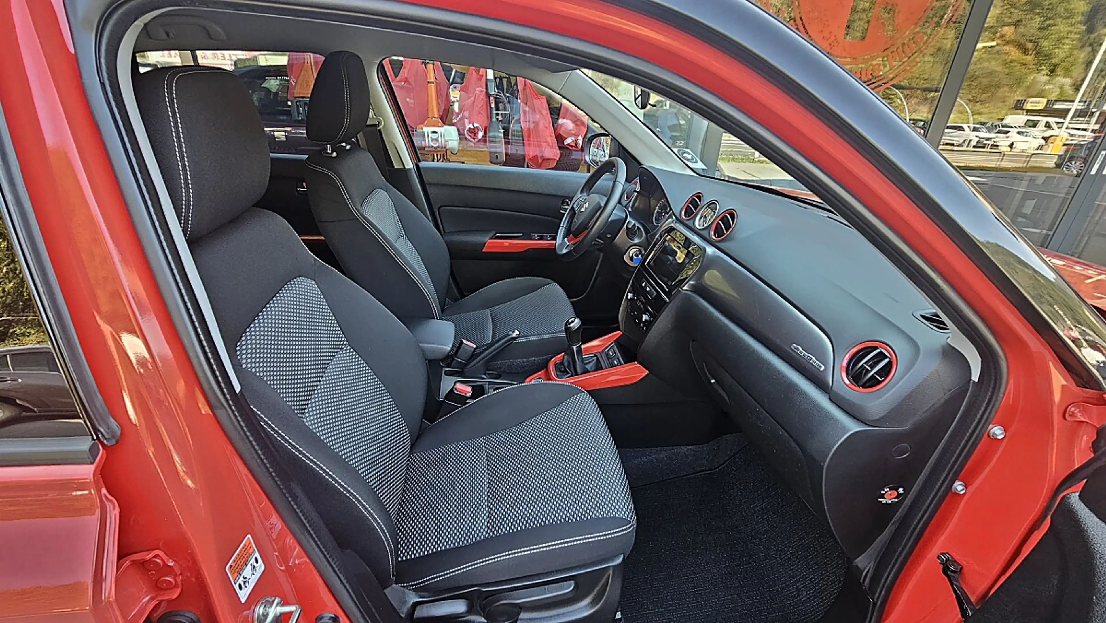 Suzuki Vitara 1,0 DITC ALLGRIP shine**AHV**8-fach bereift** — photo 15