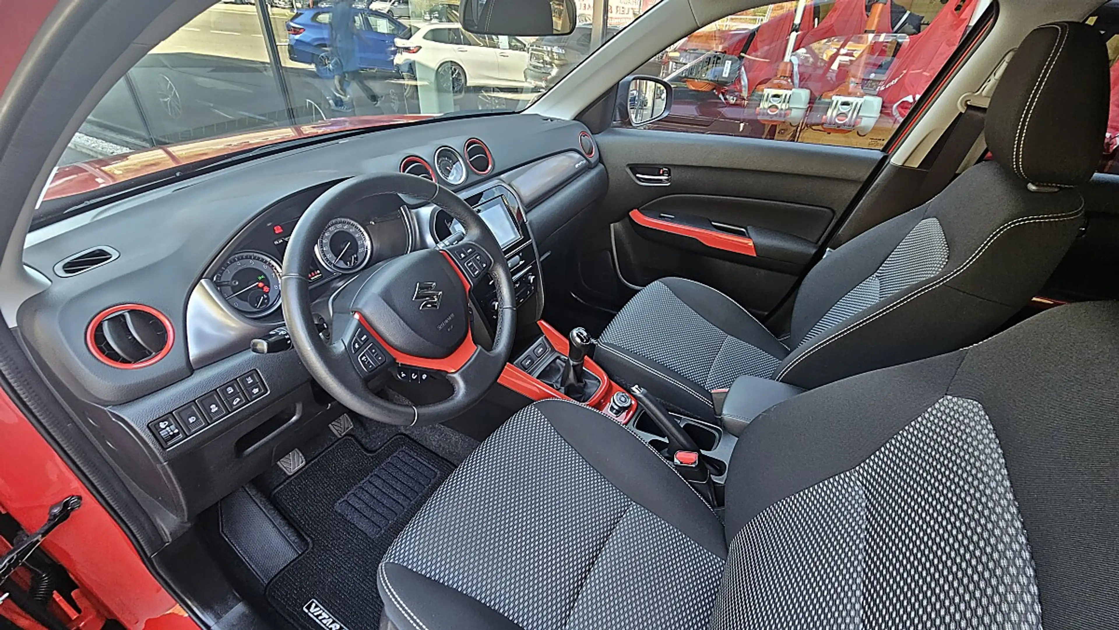 Suzuki Vitara 1,0 DITC ALLGRIP shine**AHV**8-fach bereift** — photo 12