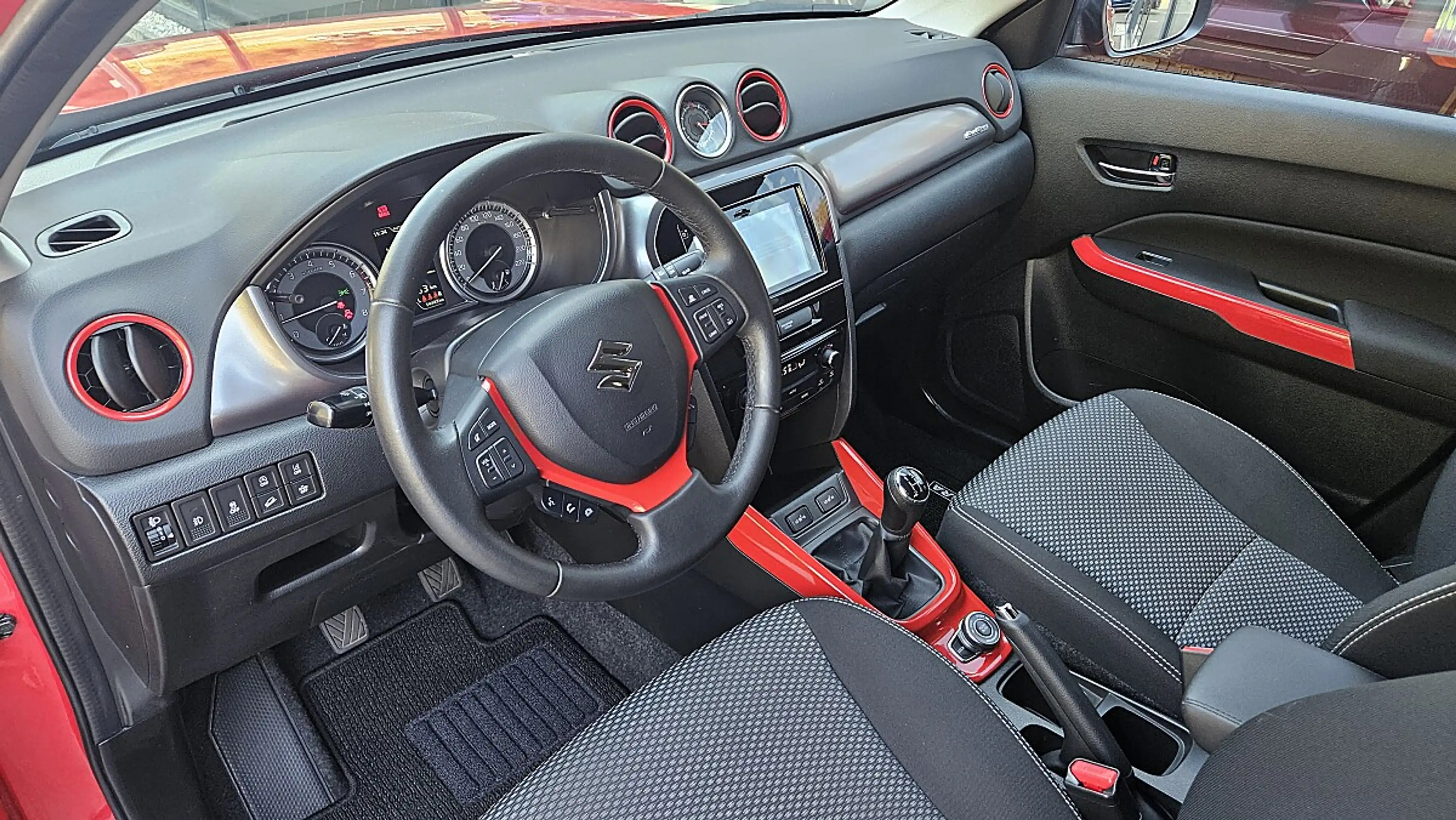 Suzuki Vitara 1,0 DITC ALLGRIP shine**AHV**8-fach bereift** — photo 13