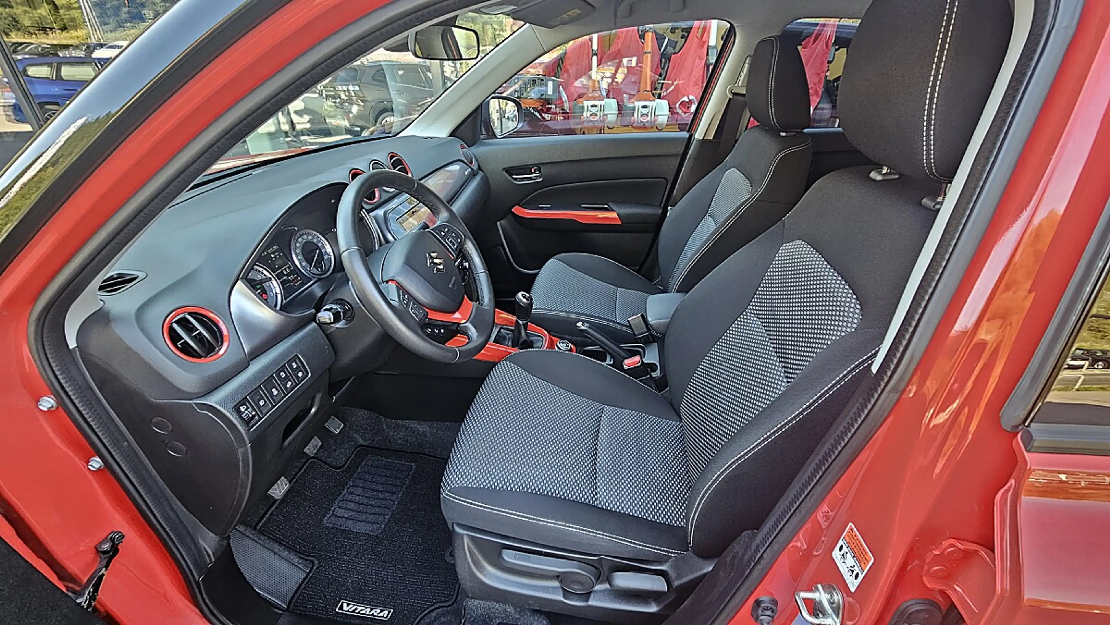 Suzuki Vitara 1,0 DITC ALLGRIP shine**AHV**8-fach bereift** — photo 14
