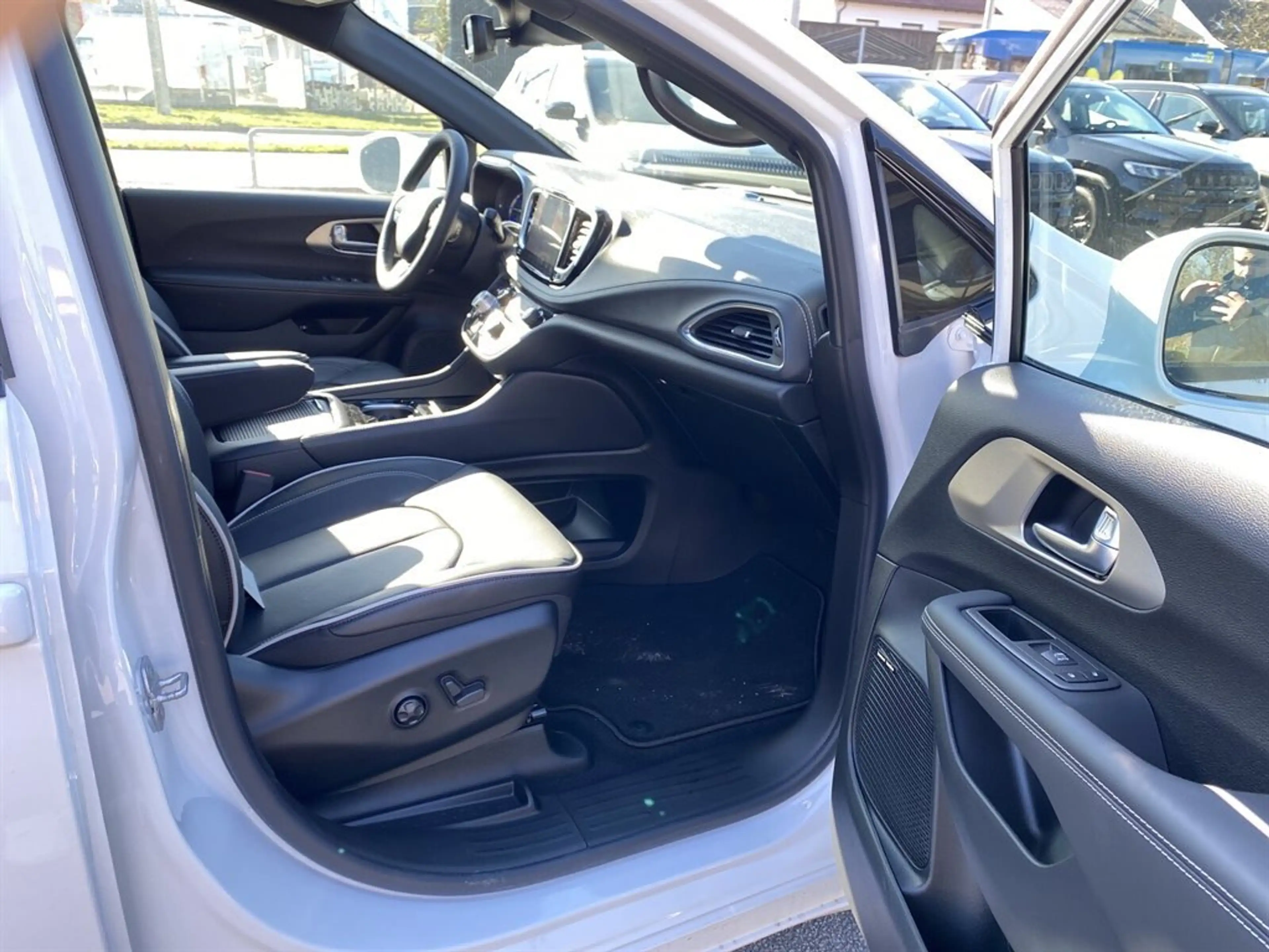 Chrysler Pacifica Hybrid 3,6 V6 Limited S — photo 7