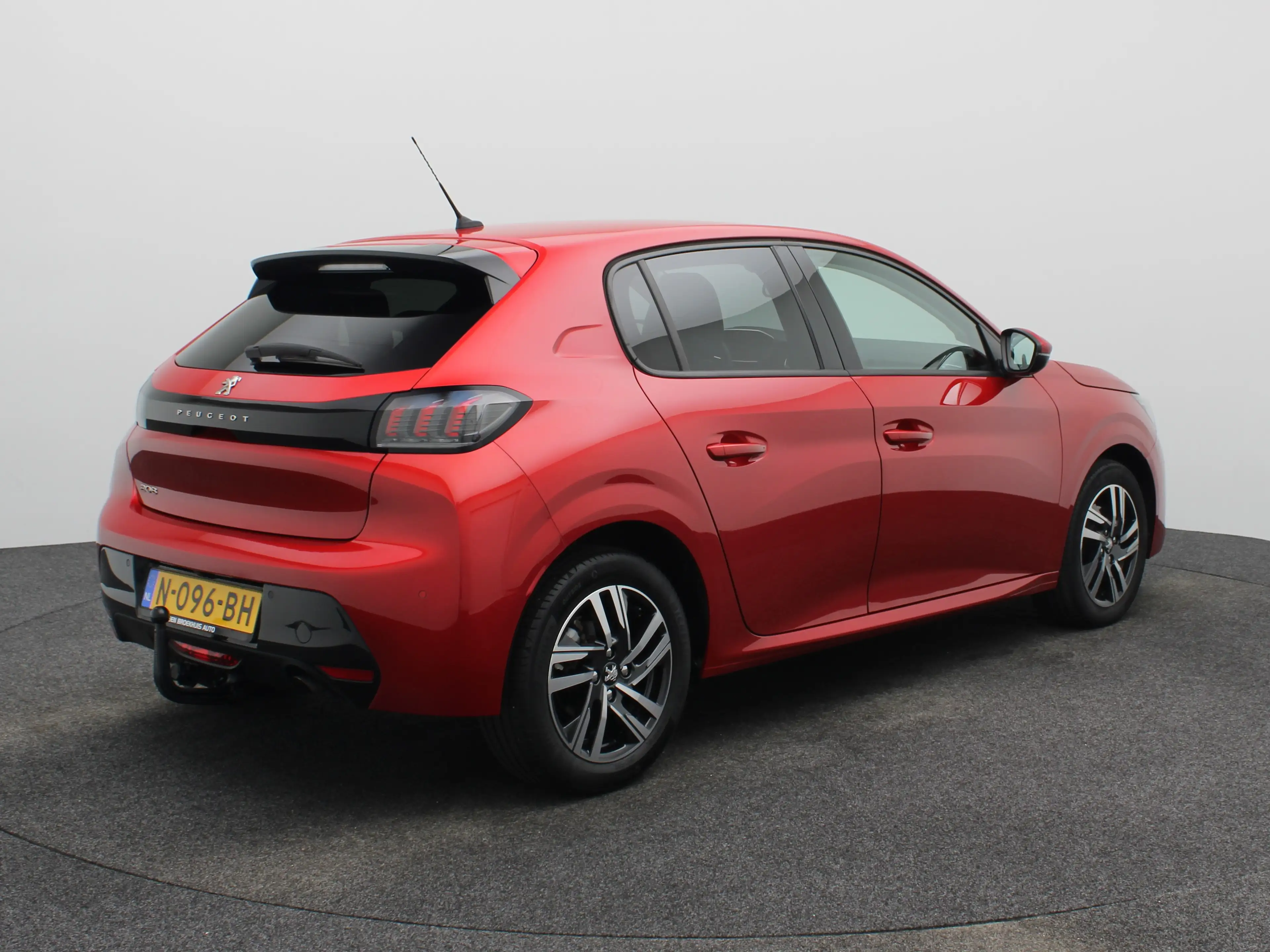 Peugeot 208 1.2 PureTech Allure Pack | Carplay | PDC | Camera — photo 2