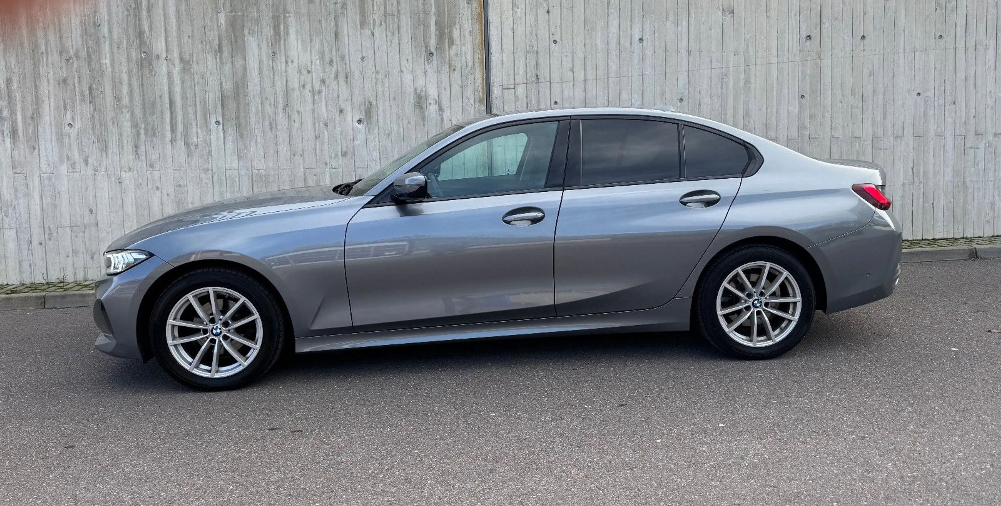 BMW 318 i Lim Autom. LED Navi HuD Curved Live Cam SHZ — photo 3