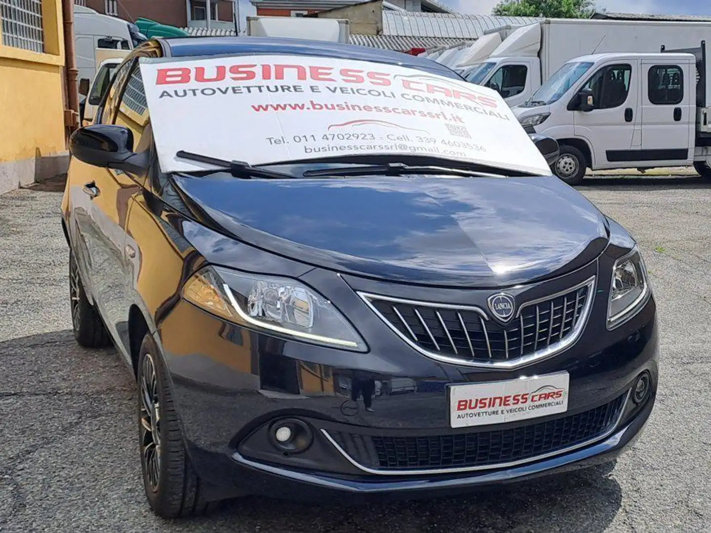 Lancia Ypsilon 1.0 HYBRID 70 CV FIREFLY GOLD ECOCHIC KM.20000 Negro - 2