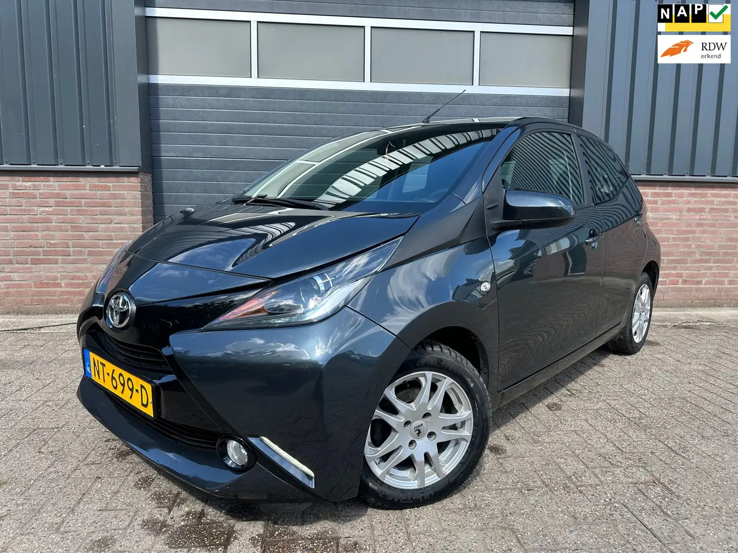 Toyota Aygo Luxe uitvoering | Groot onderhoud 09/2025 Grijs - 1