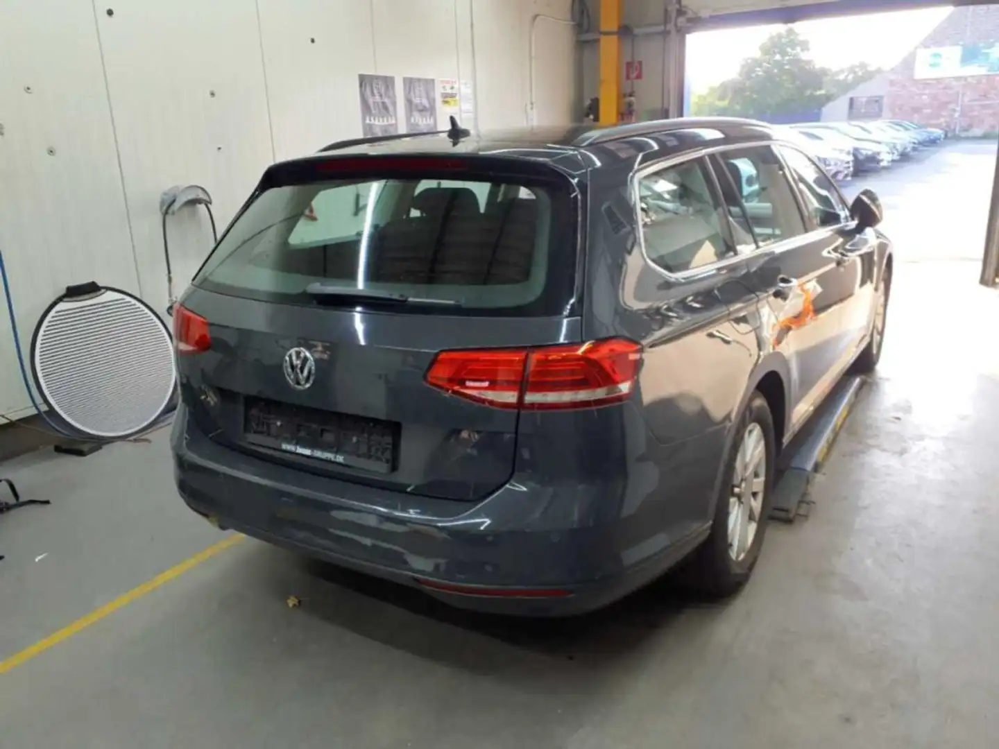 Volkswagen Passat Comfortline Active-Info Navi Dynaudio PDC Gris - 2