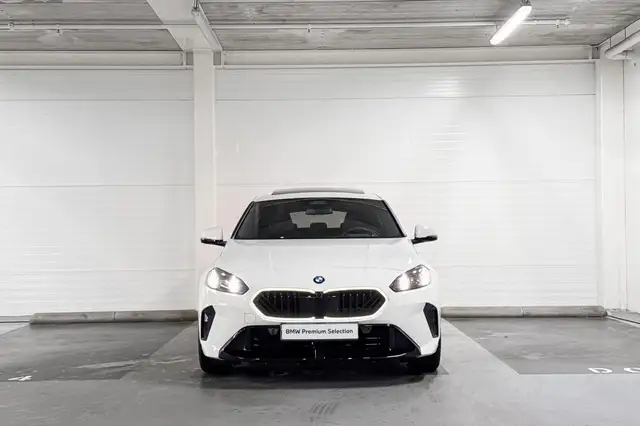 BMW 1 Series view 5