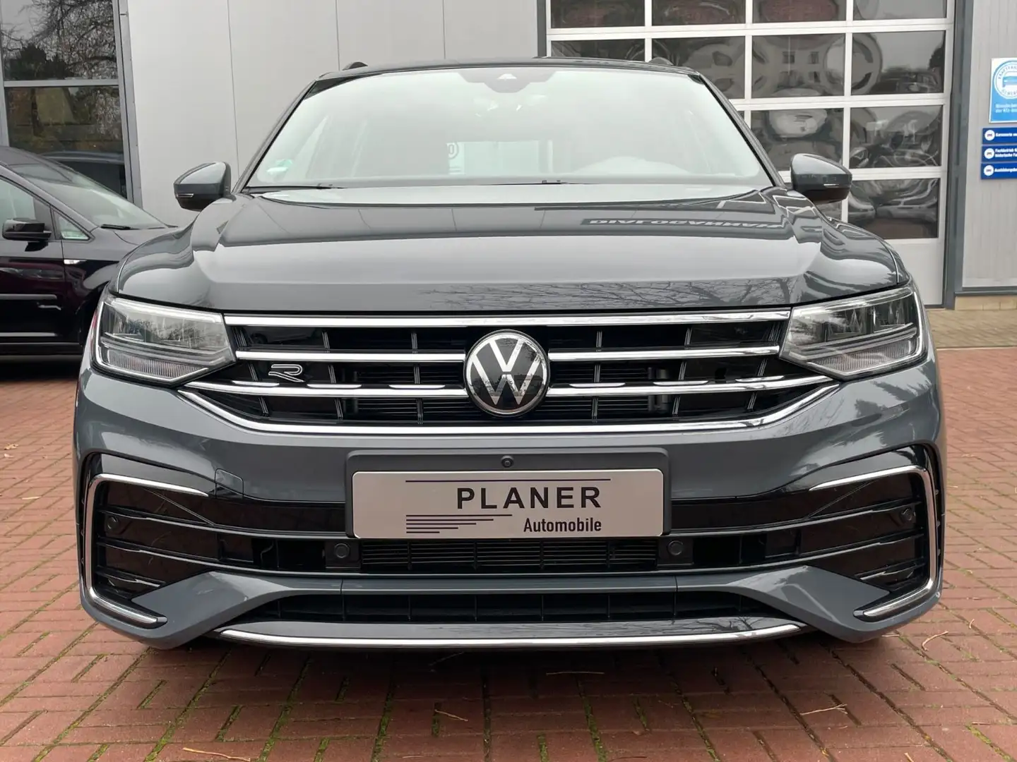 Volkswagen Tiguan R-Line LED Navi Service neu Grau - 2