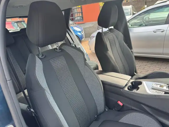 Peugeot 3008 view 13