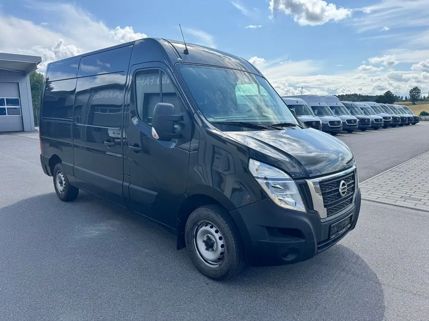Nissan Interstar Kastenwagen L2H2 3,5t Acenta FWD Zwart - 2