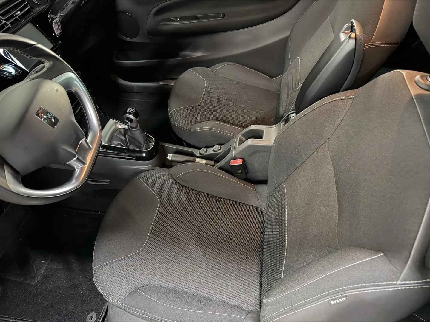 DS Automobiles DS 3 1.2 PureTech So Chic NL-117-J Schwarz - 2