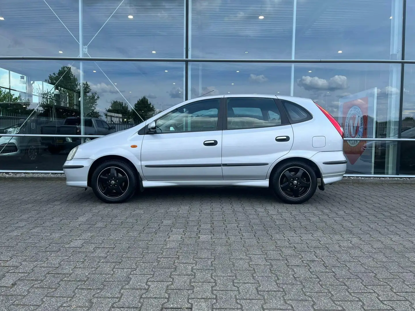 Nissan Almera Tino 1.8 Tekna Automaat Gris - 2