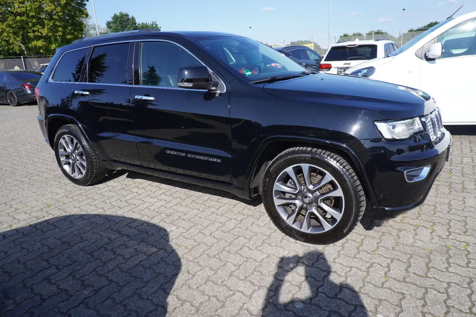 Jeep Grand Cherokee 3.0l V6 4x4 Overland Navi.Panoram Schwarz - 2