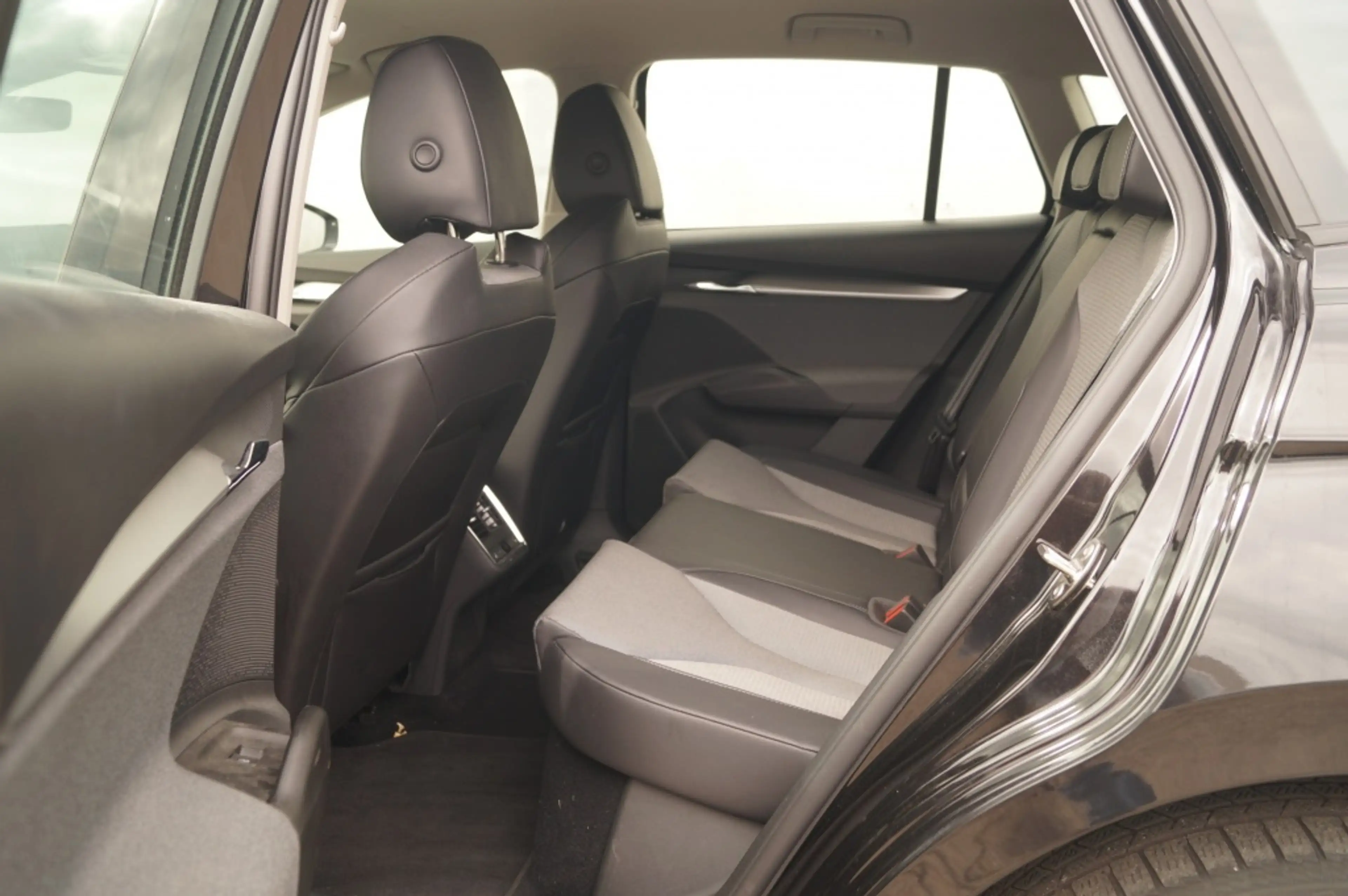Skoda Enyaq iV 60 180pk -SOH91%-NAVI-ECC-PDC- — photo 9