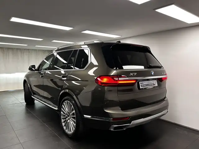 BMW X7 view 10