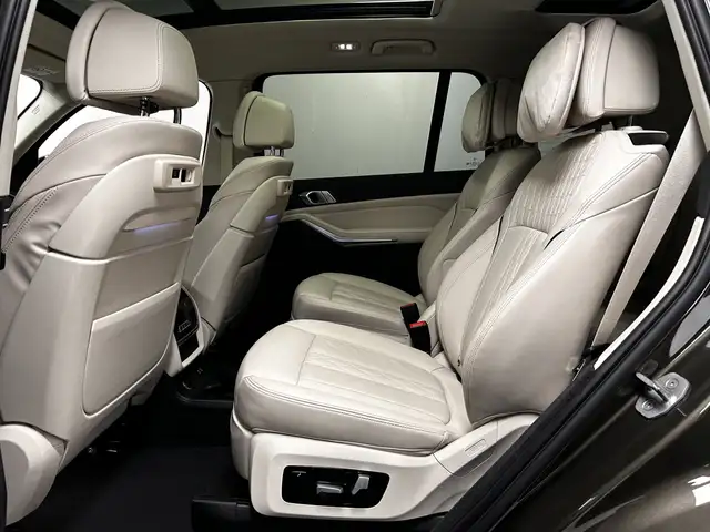 BMW X7 view 18