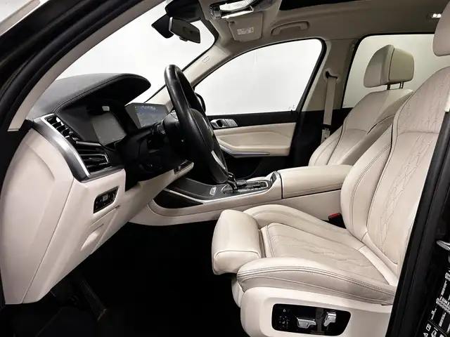 BMW X7 view 4
