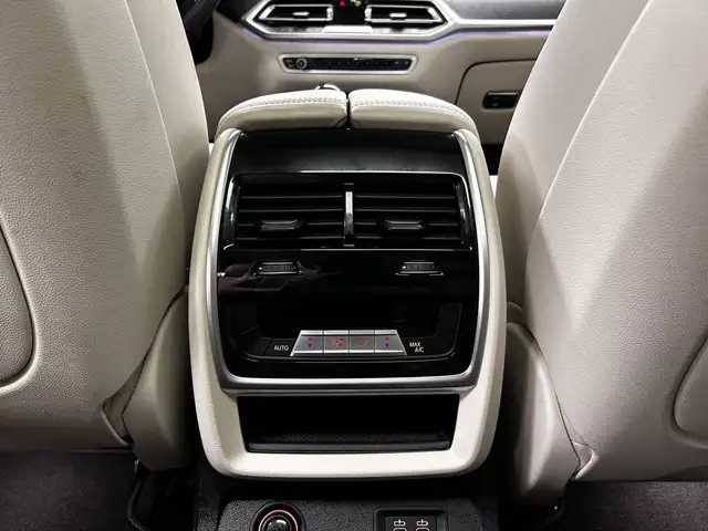 BMW X7 view 24
