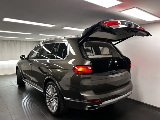 BMW X7 view 11