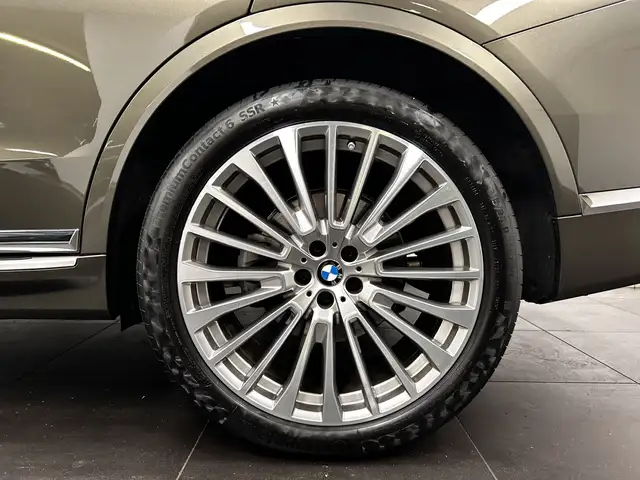 BMW X7 view 6