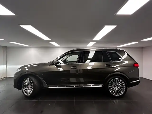 BMW X7 view 2