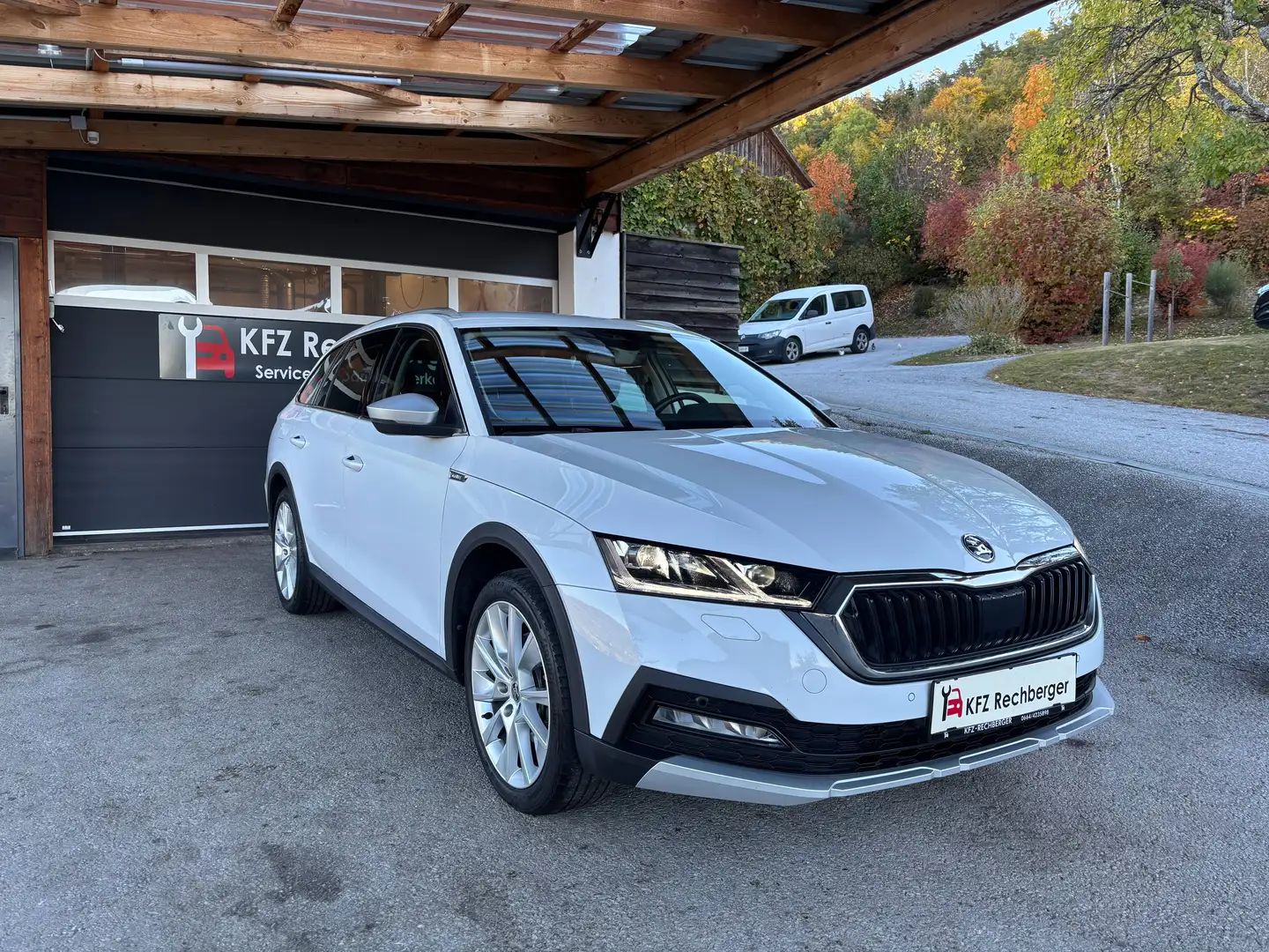 Skoda Octavia Scout 4x4 MEGAVOLL MEGAVOLL VIRTUELL KEYLESS HEAD UP KAMERA MEMORY MATRIX AHV SHZ MULTI ASSISTENTEN Weiß - 1