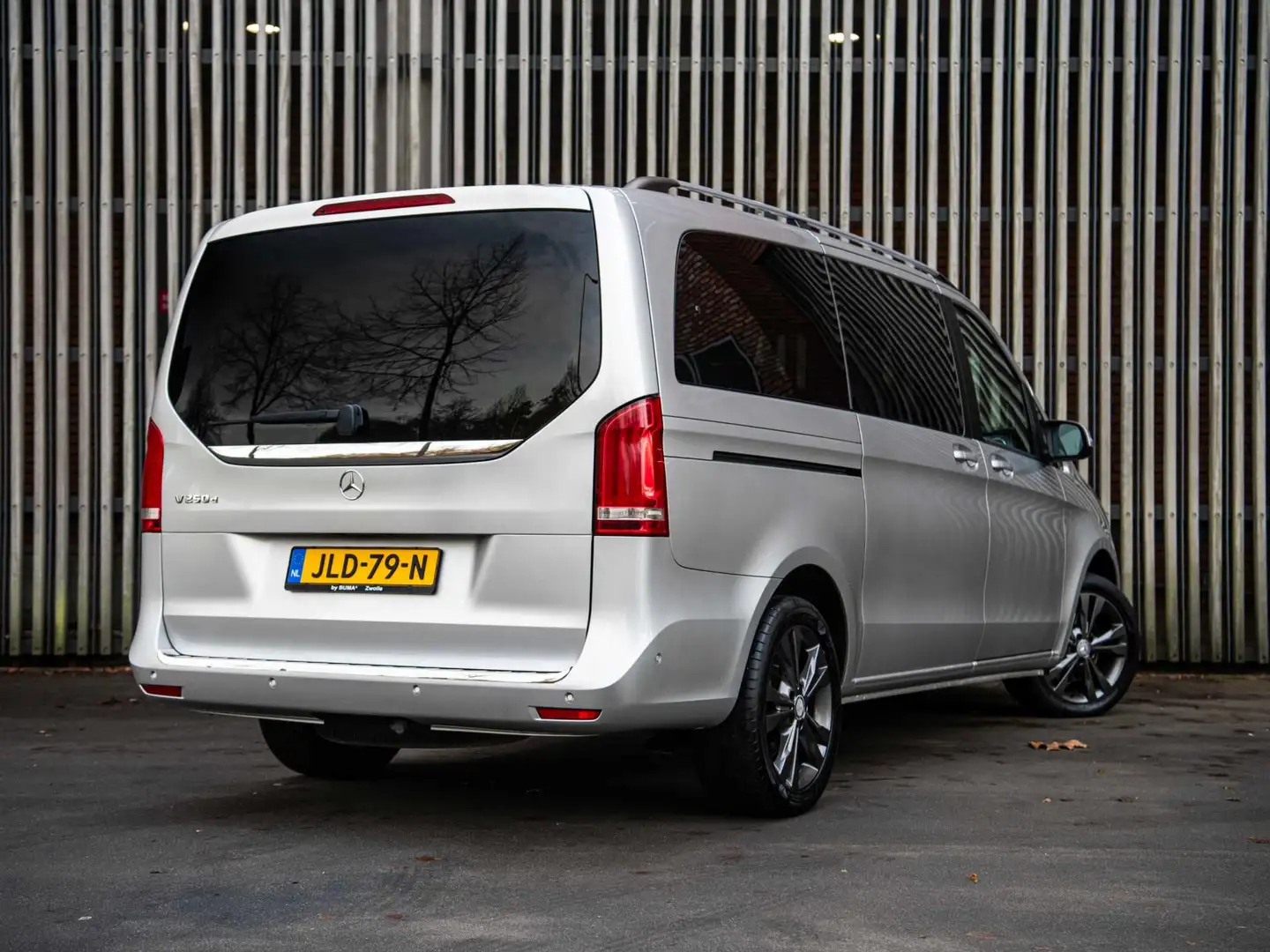 Mercedes-Benz V V250d 190pk 4-MATIC L2 7-Pers. *MARGE* |Leder|LED| Grijs - 2