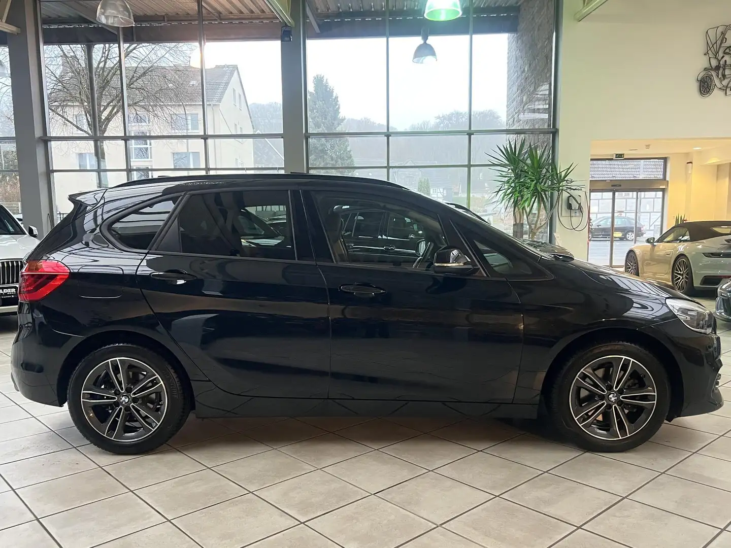 BMW 220 220i Active Tourer Sport Line PANO*AHK*SHZ*NAV*HUD Noir - 2