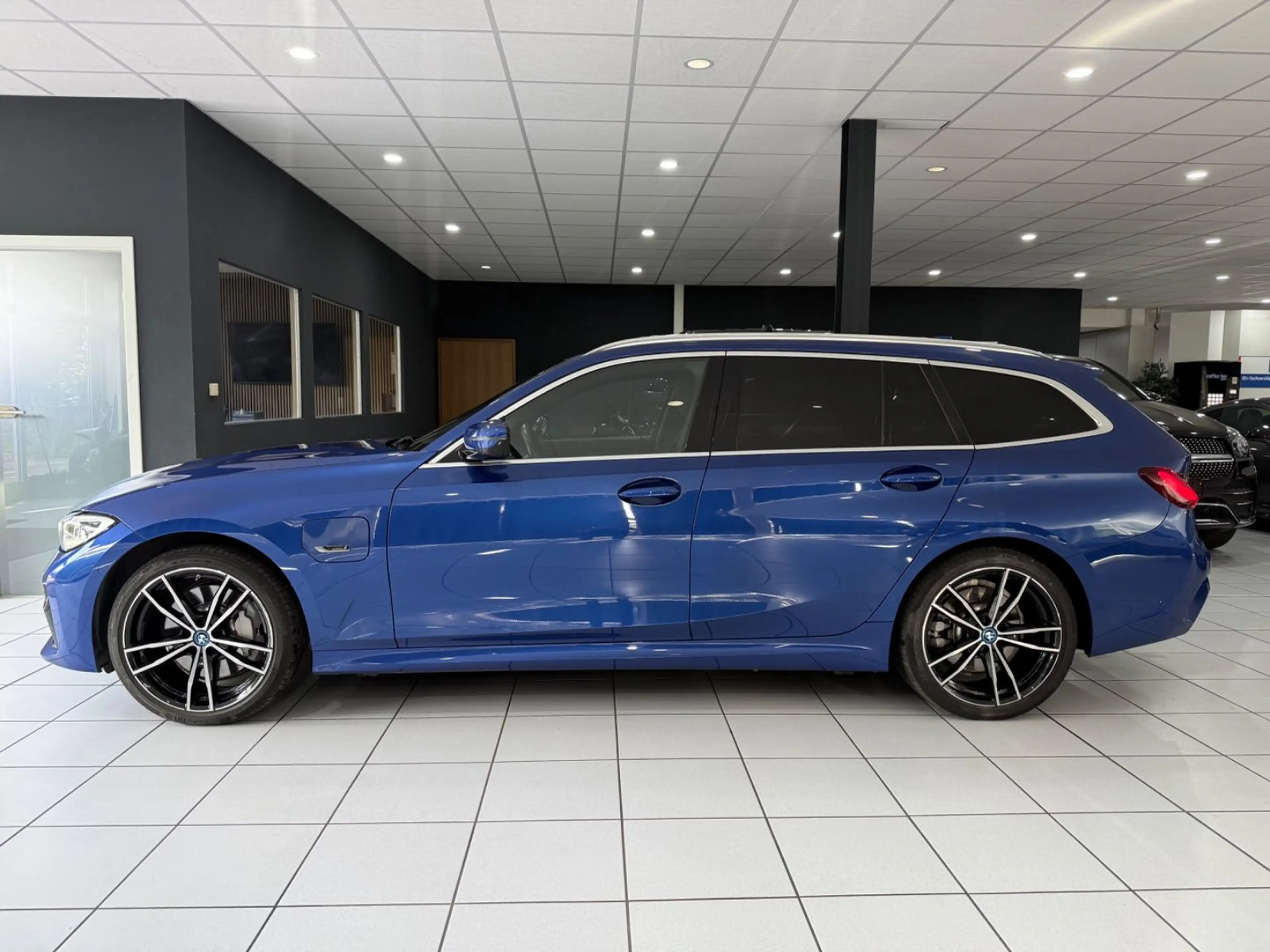 BMW 330 e Touring*M-PAKET*PANO*ACC*LASER*AHK*KAMERA* — photo 2