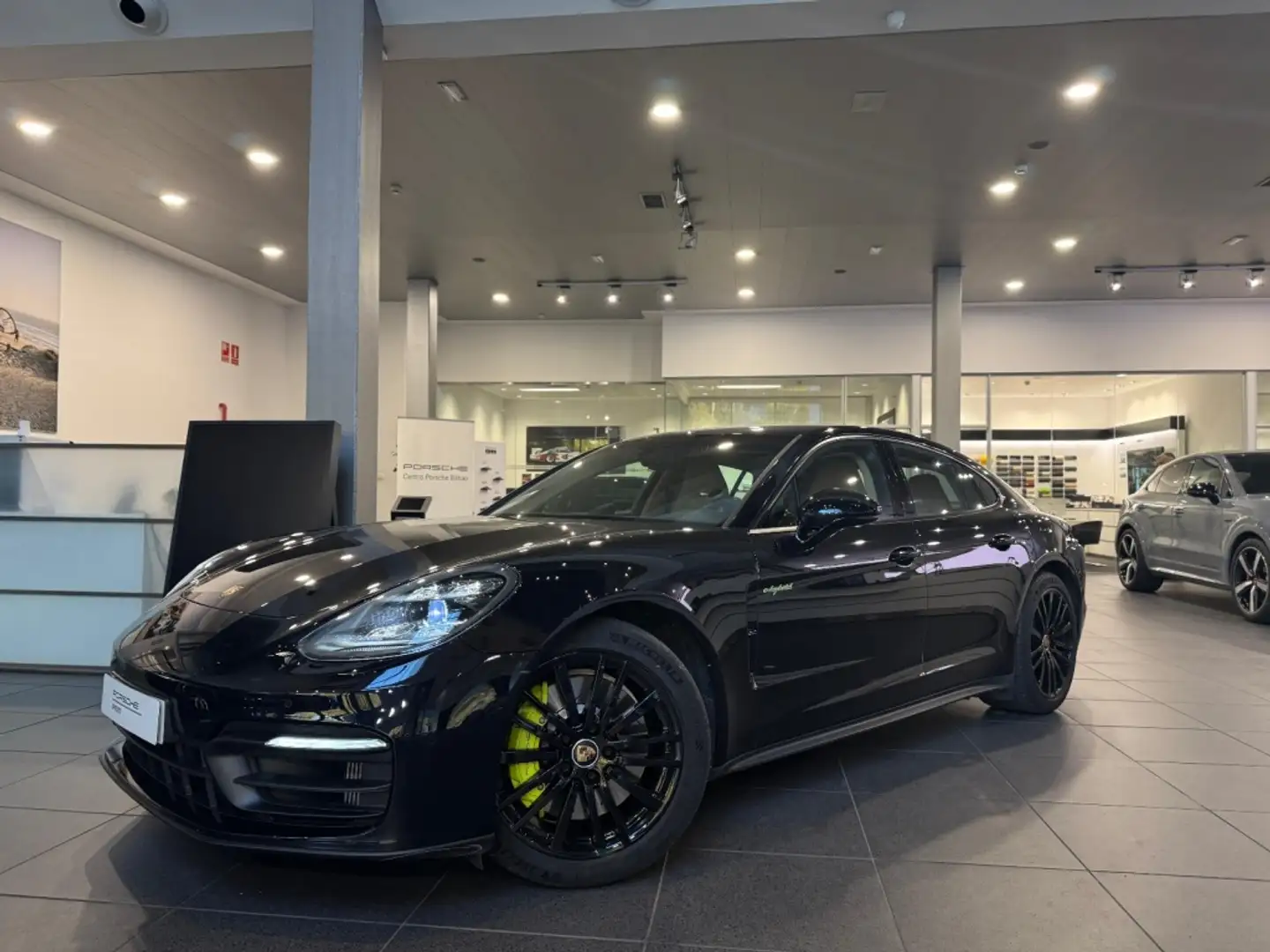 Porsche Panamera 4 e-Hybrid Zwart - 1