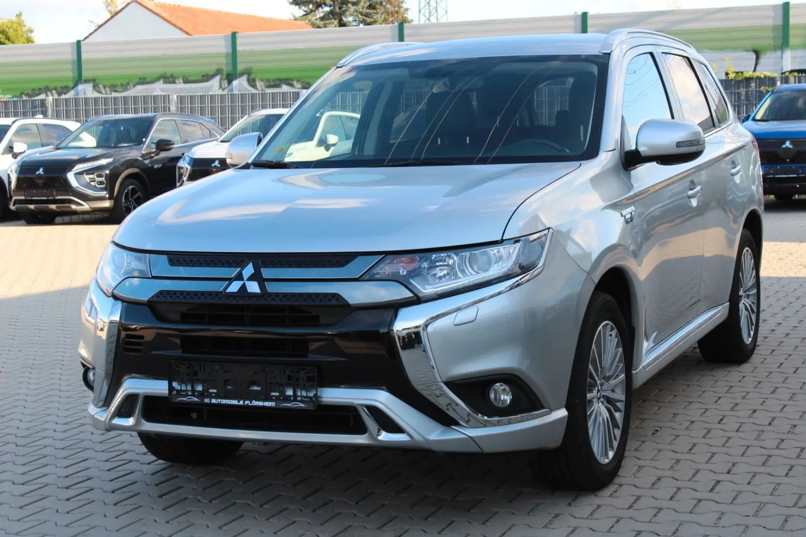 Mitsubishi Outlander 2.4 PHEV Basis Spirit 4WD Silber - 1