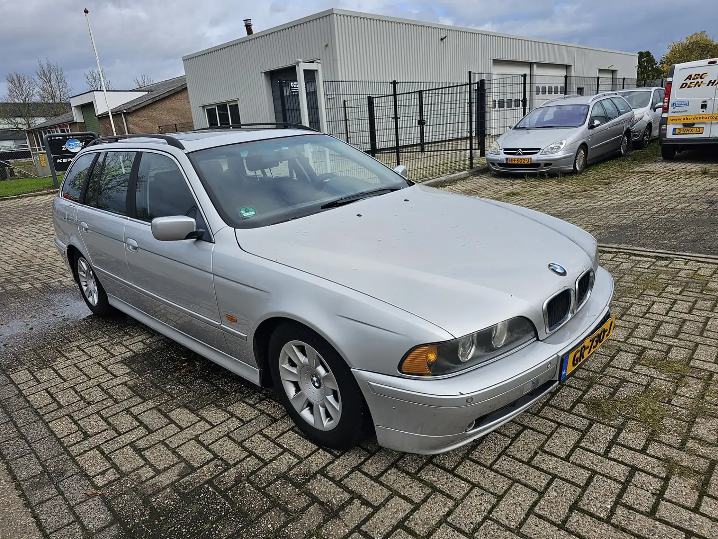 BMW 520 5-serie Touring 520i 6 cilinder 2.0 Airco Bj:2002 Grijs - 2