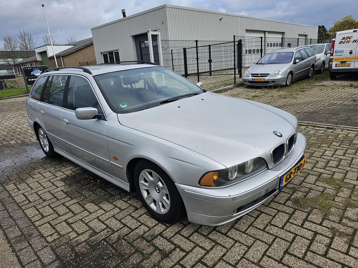 BMW 520 5-serie Touring 520i 6 cilinder 2.0 Airco Bj:2002 siva - 2
