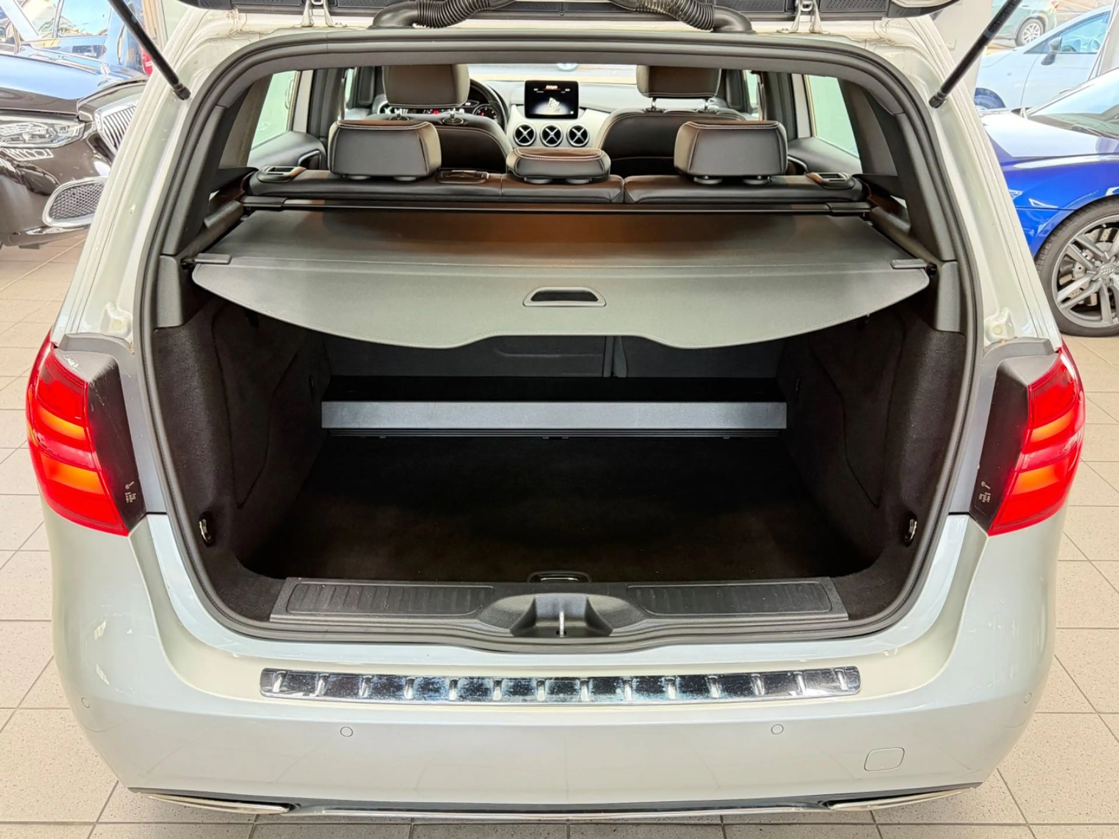Mercedes-Benz B 200 d Urban Style Edition Automatik Navi KeyGo — photo 9