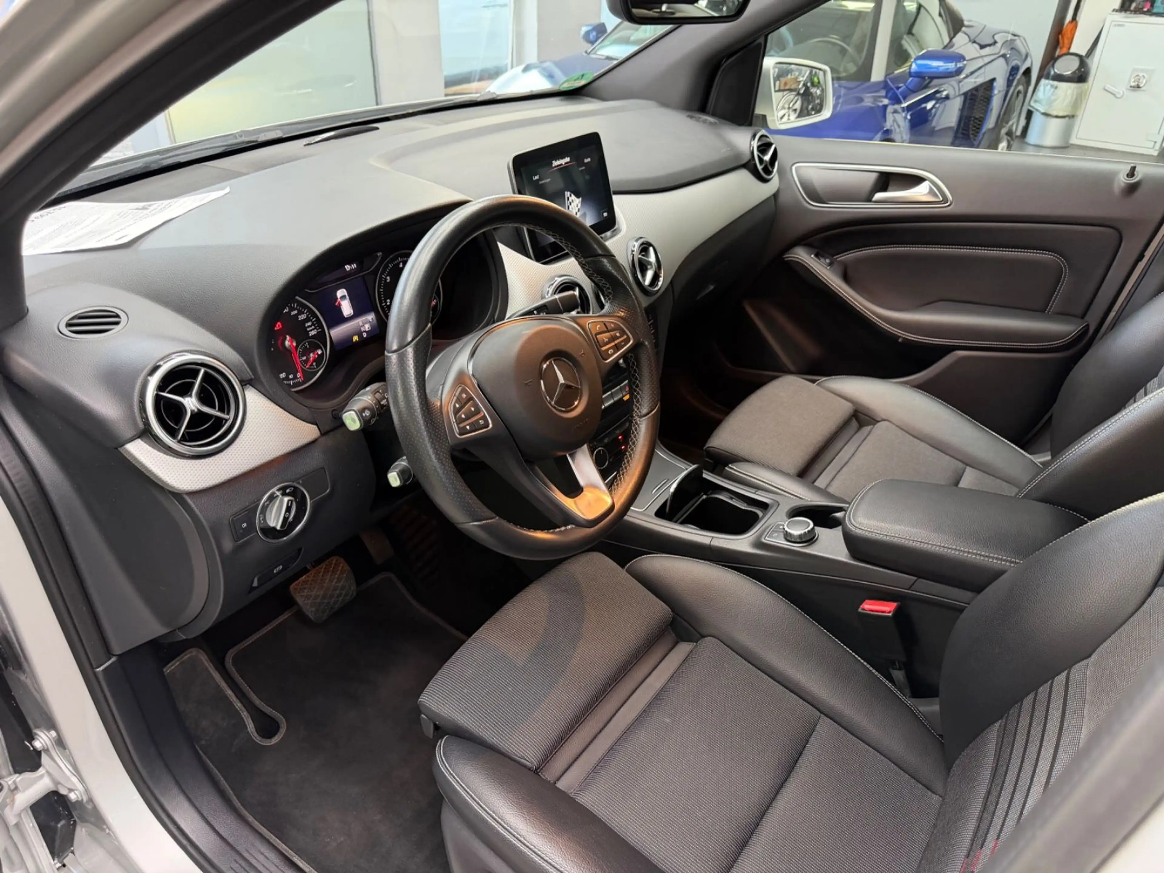 Mercedes-Benz B 200 d Urban Style Edition Automatik Navi KeyGo — photo 12