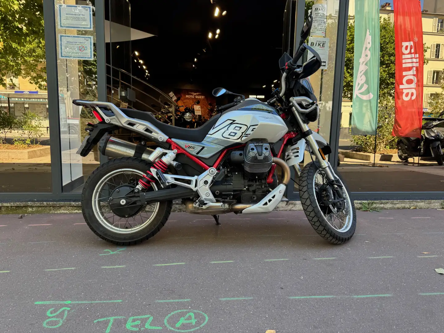Moto Guzzi V 85 TT Blanco - 1