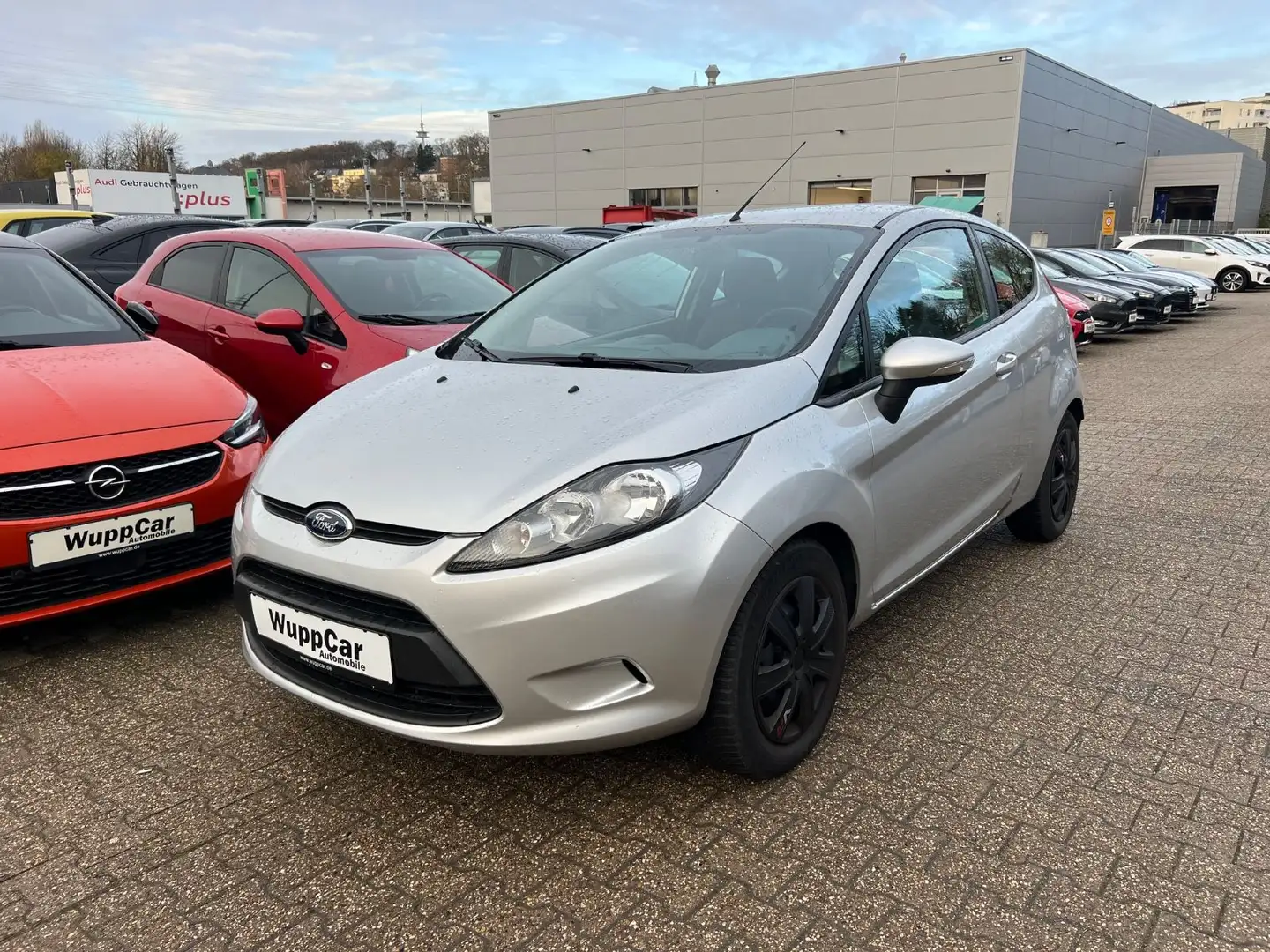 Ford Fiesta Trend KLIMA*AHK*STZHZ*NEU TÜV Argent - 1