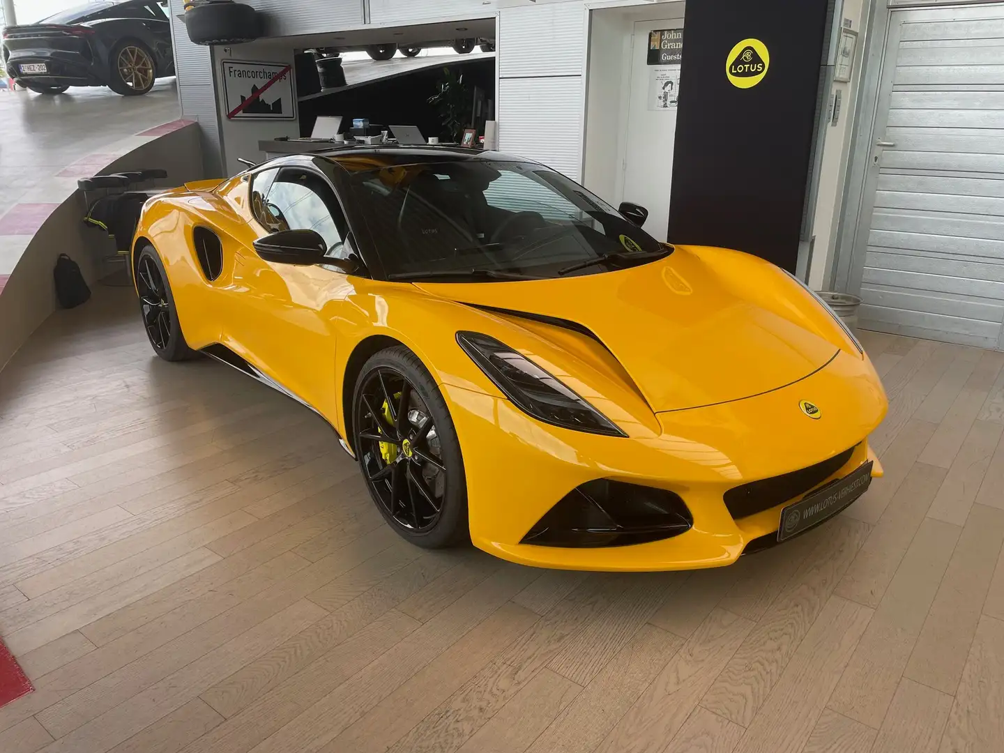Lotus Emira First Edition V6 manual Желтый - 1