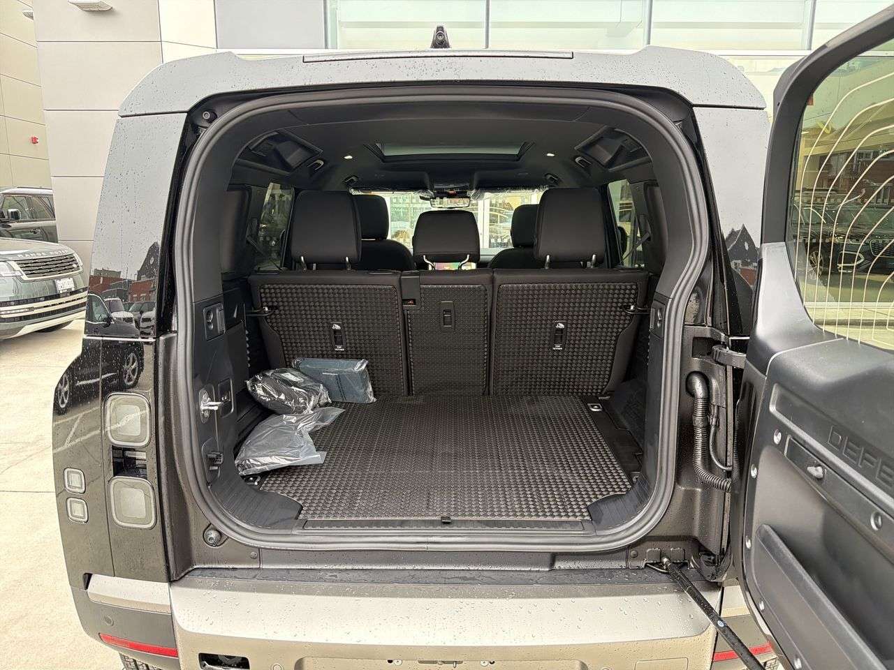 2026 Land Rover Defender 110 P400 S thumb 21