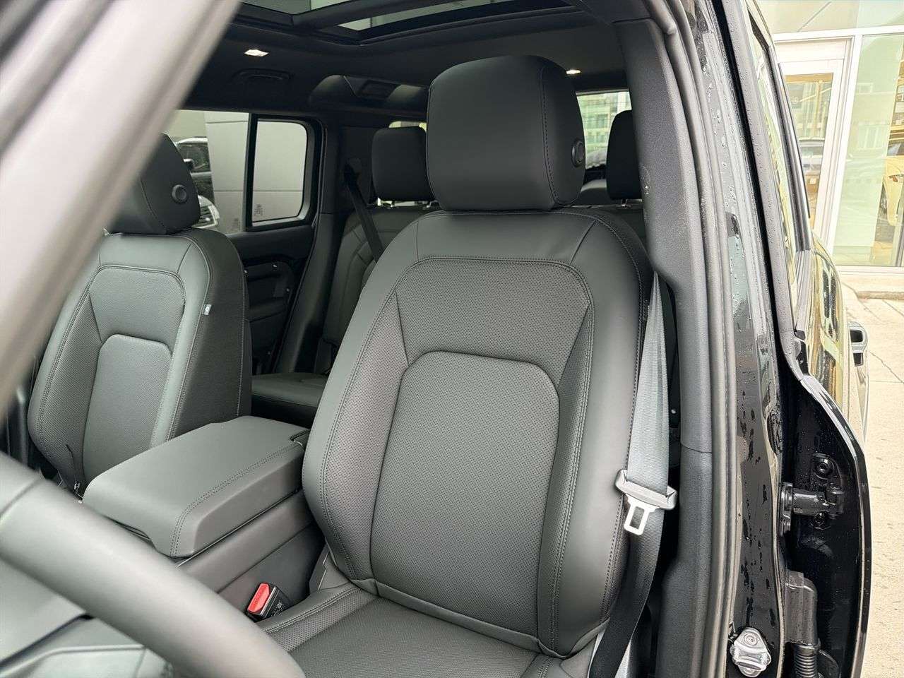 2026 Land Rover Defender 110 P400 S thumb 8