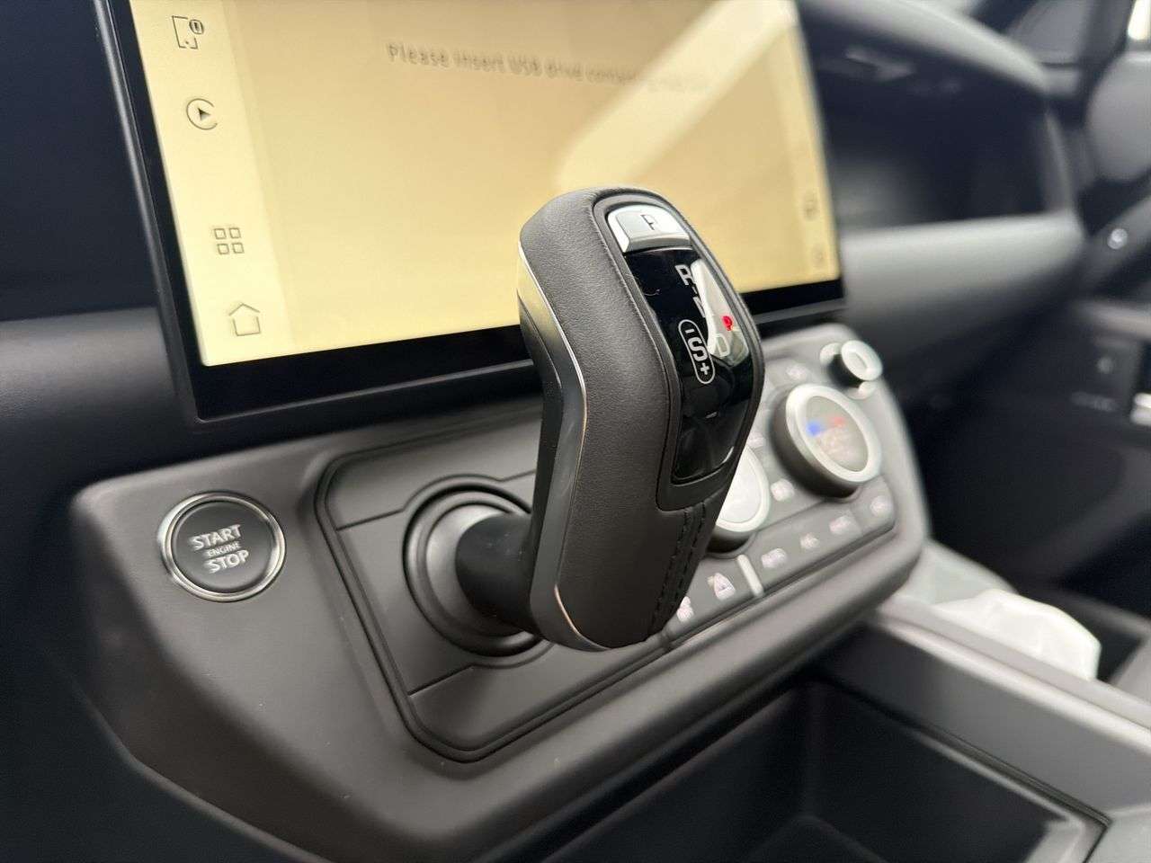 2026 Land Rover Defender 110 P400 S thumb 17